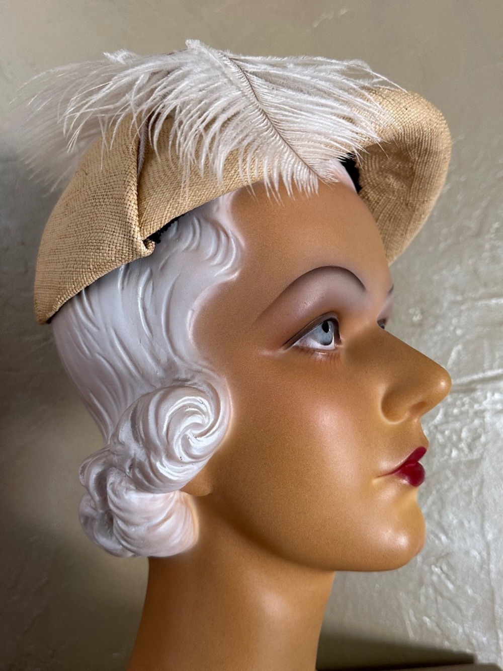 JAUNTY DESIGNER 1940's NATURAL STRAW HAT + WHITE OSTRICH FEATHER